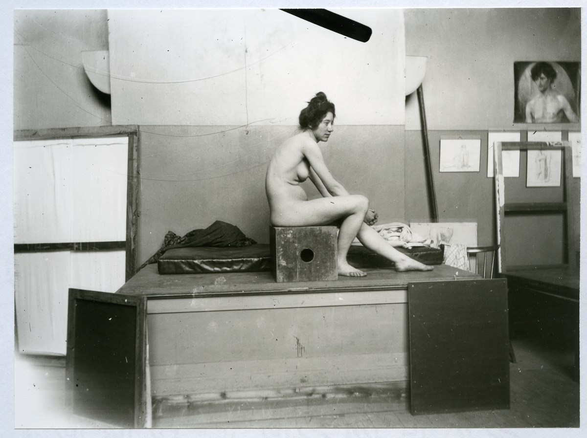 Stockholm. 
Kvinnlig krokimodell, sittande på podium. 1901.