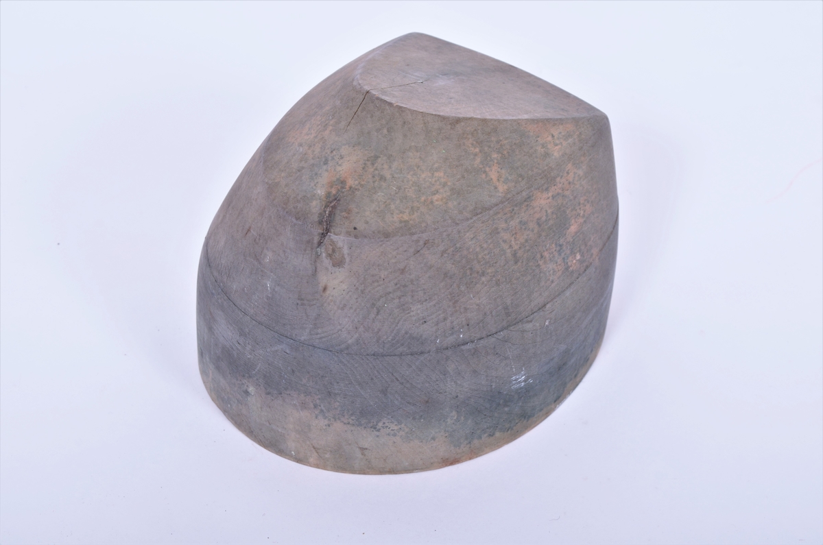 Hatteblokk, form for å lage hatt. To trestykker som er sett saman.  Oval i botn, forma som ein "plog" øverst. Under bora tre hol, 2,5 cm i diameter.