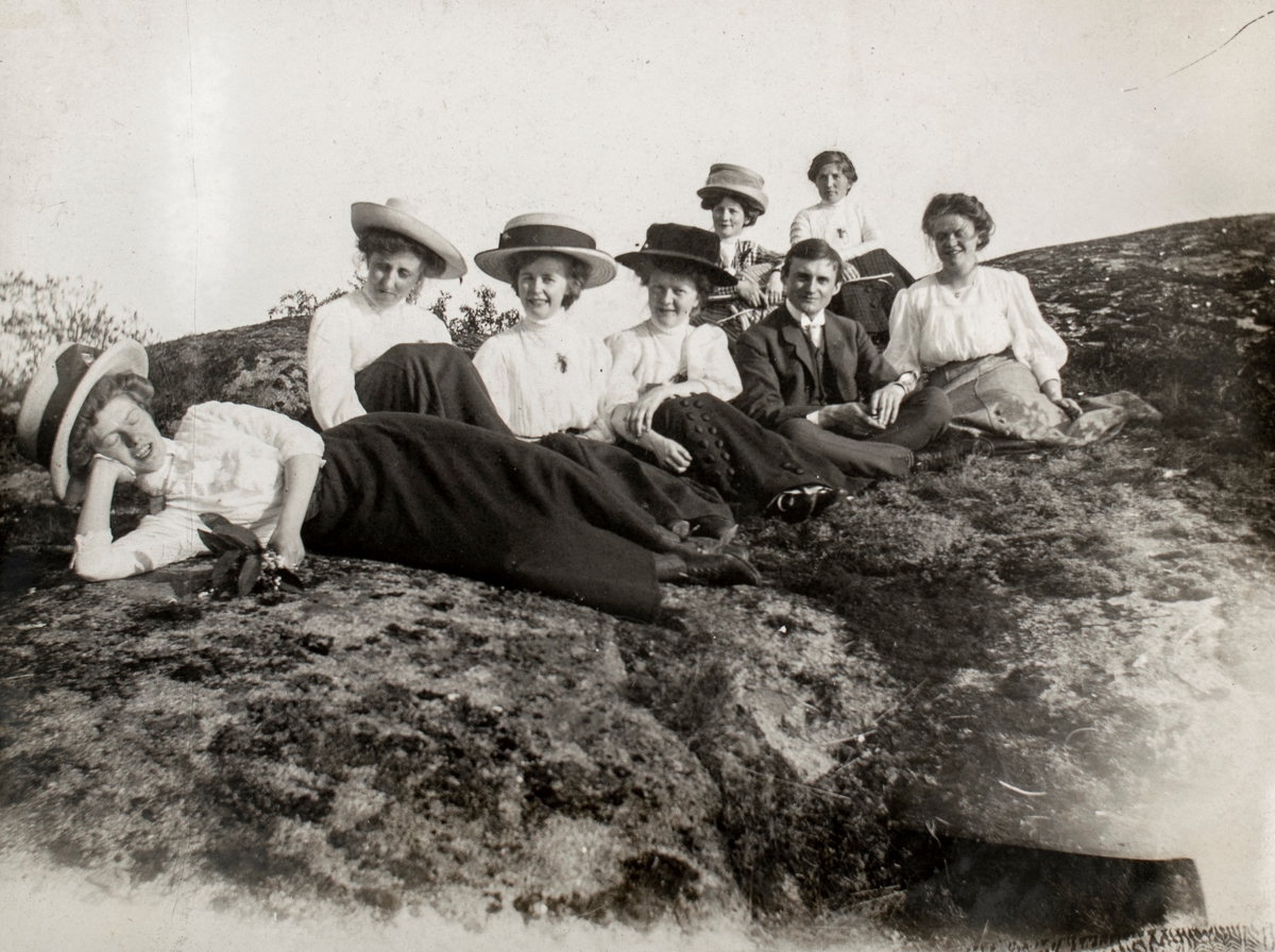 Gruppeportrett av noen kvinner og en mann på landtur til Sørbyøya.