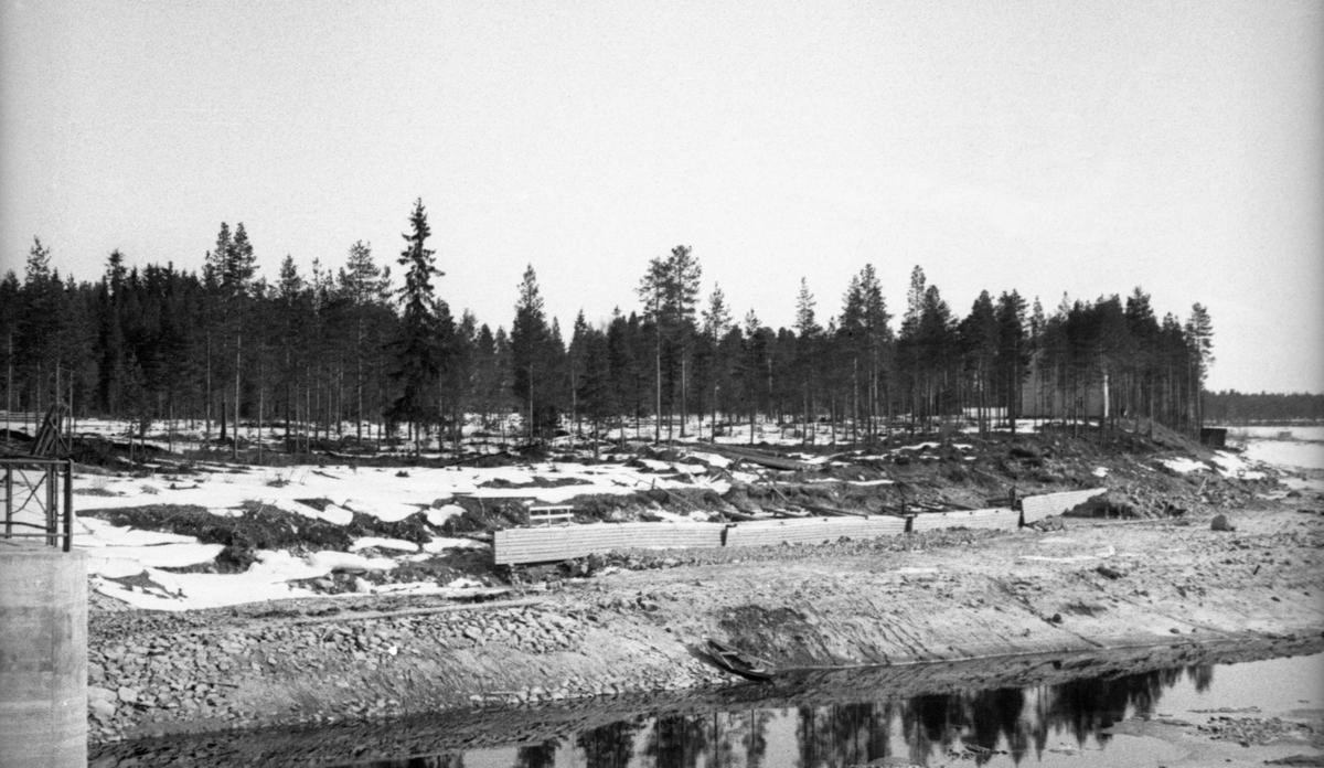 Det kanaliserte løpet fra Valmstjernet mot Osdammen i den nordvestre enden av Osensjøen i Åmot, fotgrafert i 1941.  Hensikten med dette prosjektet var antakelig å lette forholdene for fløtinga mot Osdammen.  Arbeidet ble antakelig gjort vinterstid på grunn av den lave vannstanden.  Masse fra djupålen i vassdraget later til å være flyttet opp på kantene.  Øverst, mot land. er det oppsatt en del skjermer som antakelig skulle ha en skådamfunksjon.  Det var ingen anleggsmaskiner på stedet da dette fotografiet ble tatt, men det er rimelig å anta at det må ha vært brukt bulldoser i dette prosjektet.