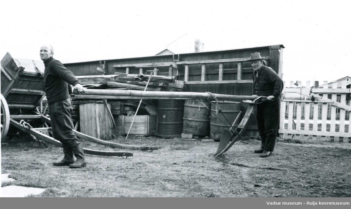 Far og sønn, Karl og Alf Tuomainen i 1964 med plogen Karl har laget. Alf demonstrerer bruk av hesteutstyr.