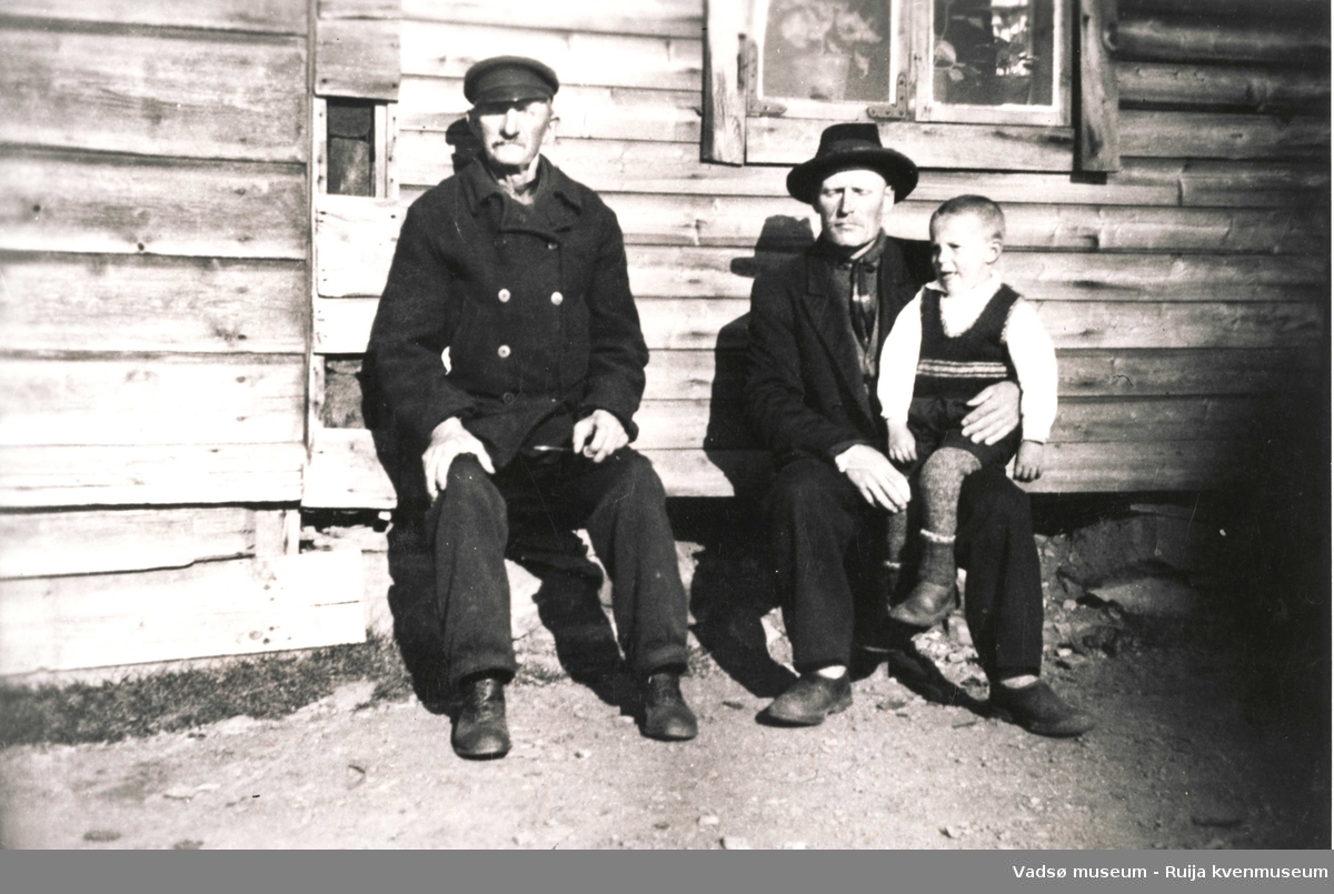 Sittende på benken Nils Hansen og Karl Tuomainen med Alf på fanget  ca 1924-1928