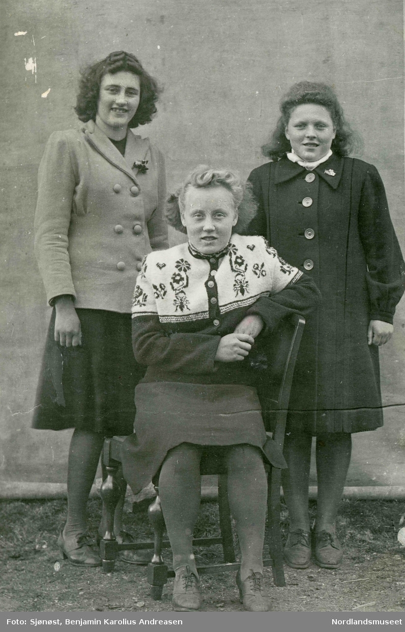 Portrett av tre jenter i helfigur. Borghild (Tulla) (gift Pettersen), Bjørg (gift Fure) og Erna Pedersen.