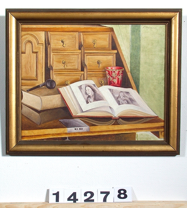 Nedslagen klaff på sekretär, gul, med däri liggande tre böcker varav en uppslagen visande porträtt, ett rött glas med blommönster, en rökpipa, i högra övre hörnet ljusgrön bakgrund.