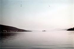 Innløpet til Narvik havn. Ankenes til venstre, Framnes til h