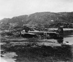 Vraket av et tysk Junkers 88 bombefly på Bjørnfjell. Rundt f