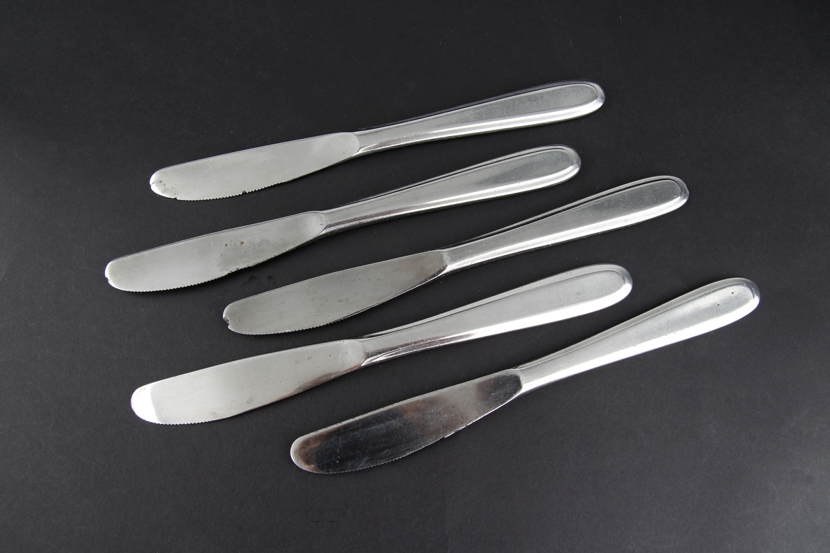 Fem bordkniver med avrundet blad.