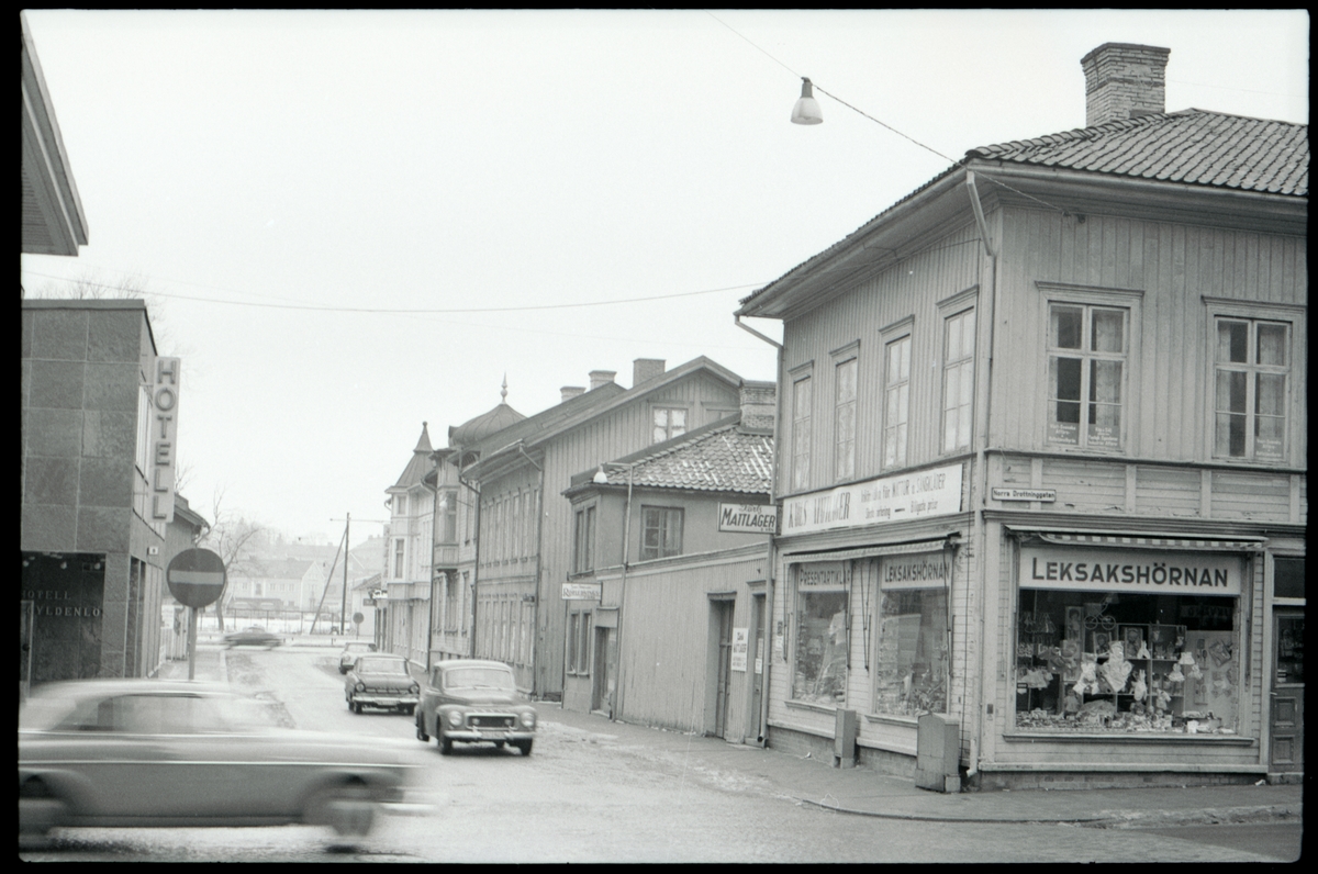 Text till bilden: "Lagerbergsgatan- N:a Drottningsgatan. Leksakshörnan. Karls Mattlager. Sven Petterssons Rör". Album 1 bild 87.