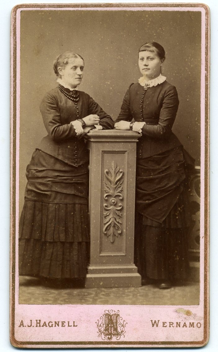 Kabinettsfotografi: gruppbild med syskonen Agnes Maria och Hanna Elisabeth Ryman.