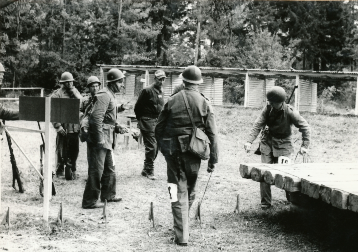 Rikshemvärnstävlingen 1967, sid 13

Min- och sprängtjänst.

Bild 1 och 2. Gruppen förbereder sprängning av en träbro med stridsvagnsminor. Minorna tänds med Sprängdeg och Pentylstubin.