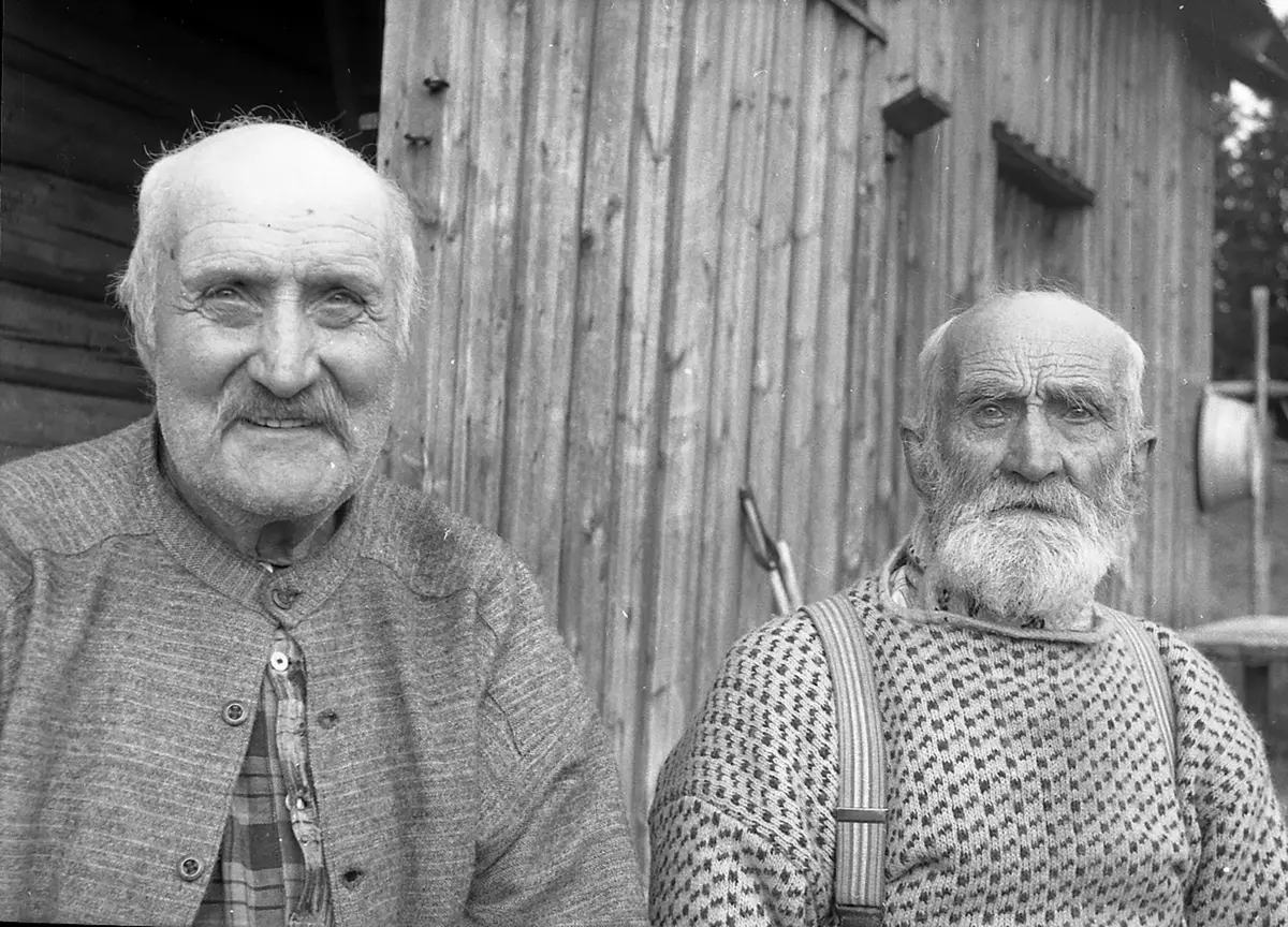 Ola K. Nohr og Per Nordstad, Slettås fotografet  ute foran et hus.