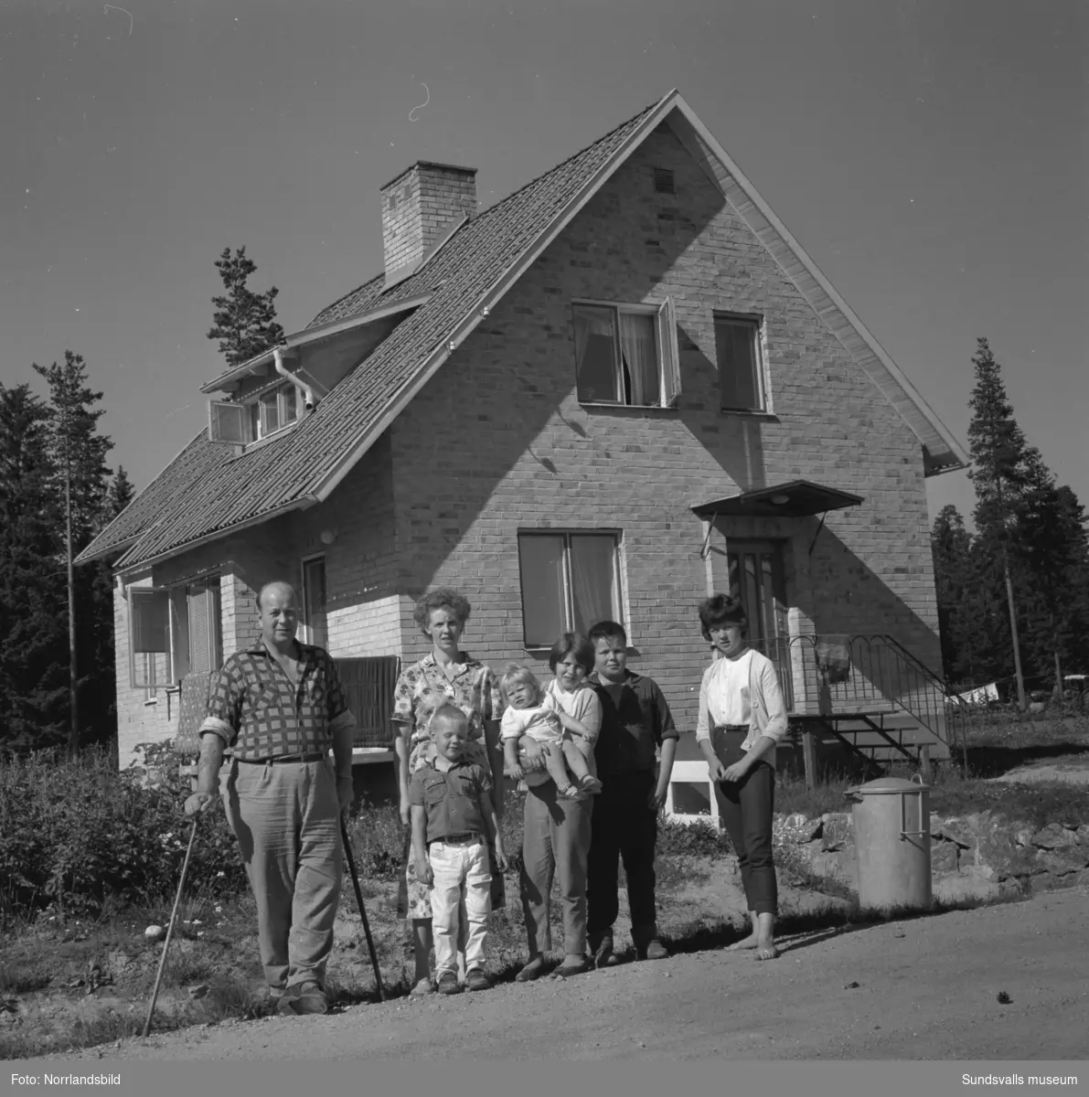 Henrik Myrberg med sin familj, hustru och fem barn, utanför deras villa i Timrå, på Sandåsgatan 13. Reportagebilder för Expressen.