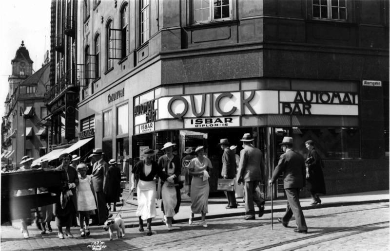 Hjørnet Karl Johans gate og Akersgata, Oslo 1935. (Foto/Photo)