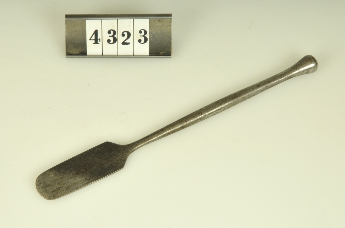 Kirurgiskt instrument, spatel, från 1900-talets första del. Har använts vid militära sjukhus.