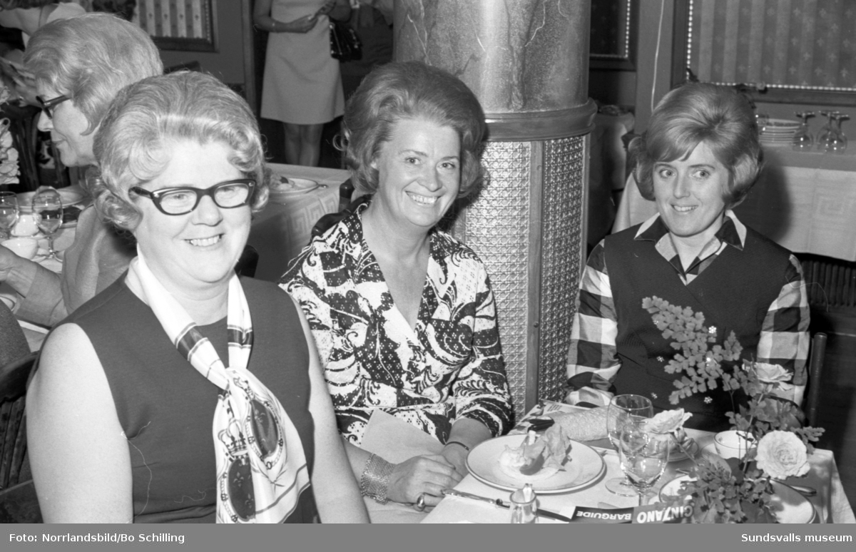 Mingelbilder från Knaust med idel damer vid borden, troligen i samband med en modevisning. Fotograferat för Damernas värld.