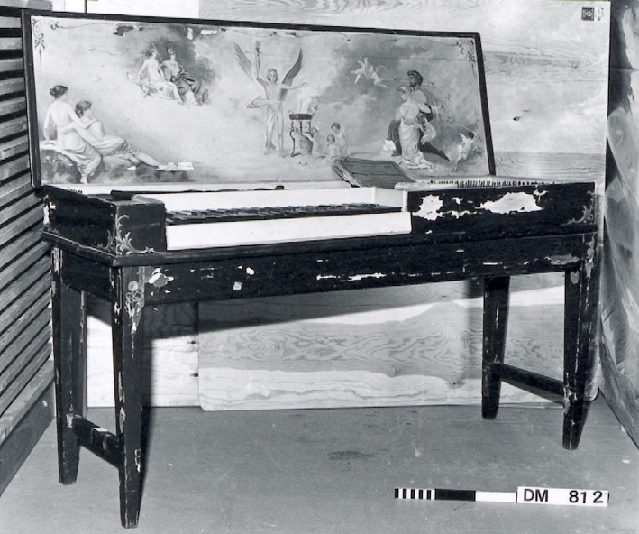 Klavikord, tillverkad i Lübeck 1729. 
Till klavikordet hör även ett nothäfte: Musikalisches Pfenning - A Heller - Magazin.
Har tillhört musikdirektör Anders Klingvall, organist i Kopparbergs kyrka (1818-1849)