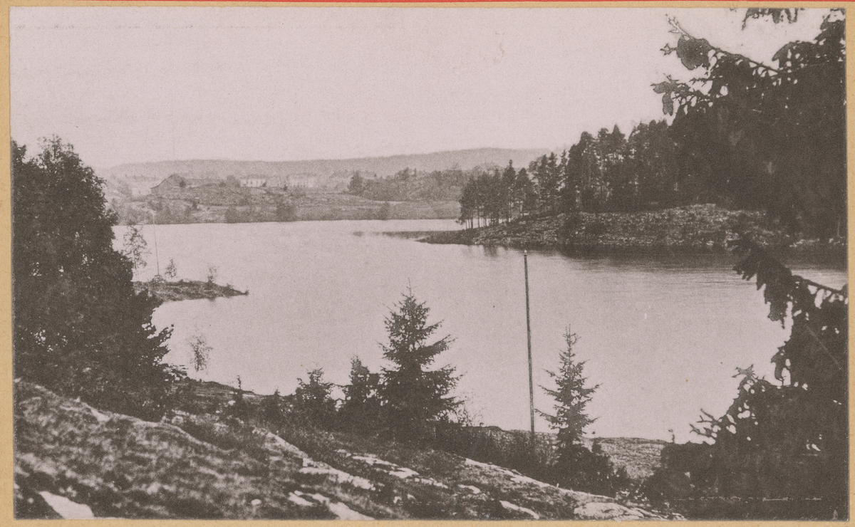 Vansjø nedenfor Krapfoss bro.
To bilder, samme motiv.

Bilde 1:
Ca. 1890.

Bilde 2:
Gammelt postkort, kolorert. Foto angivelig fra 1904.