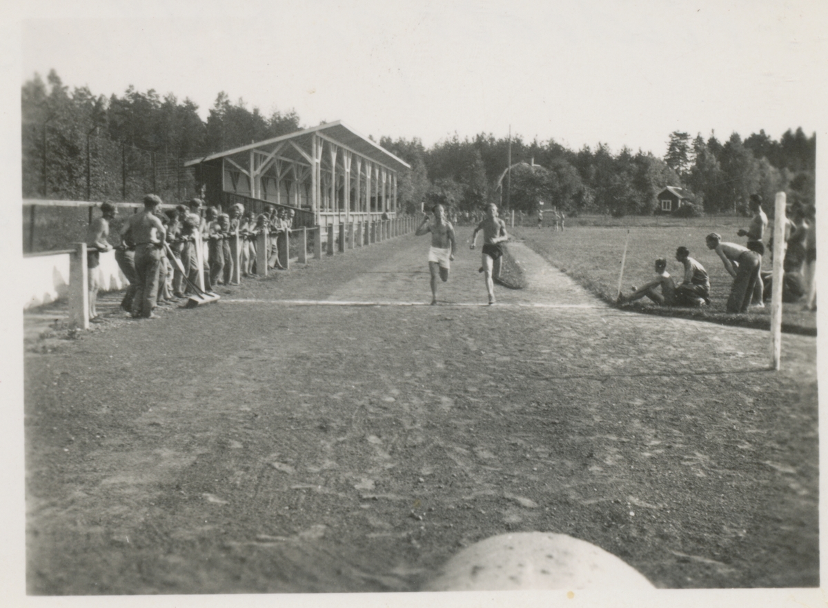 Friidrett på Nykvarn stadion, i Berga i Sverige, sommeren 1944. "Kp. I / Batj. VIII".