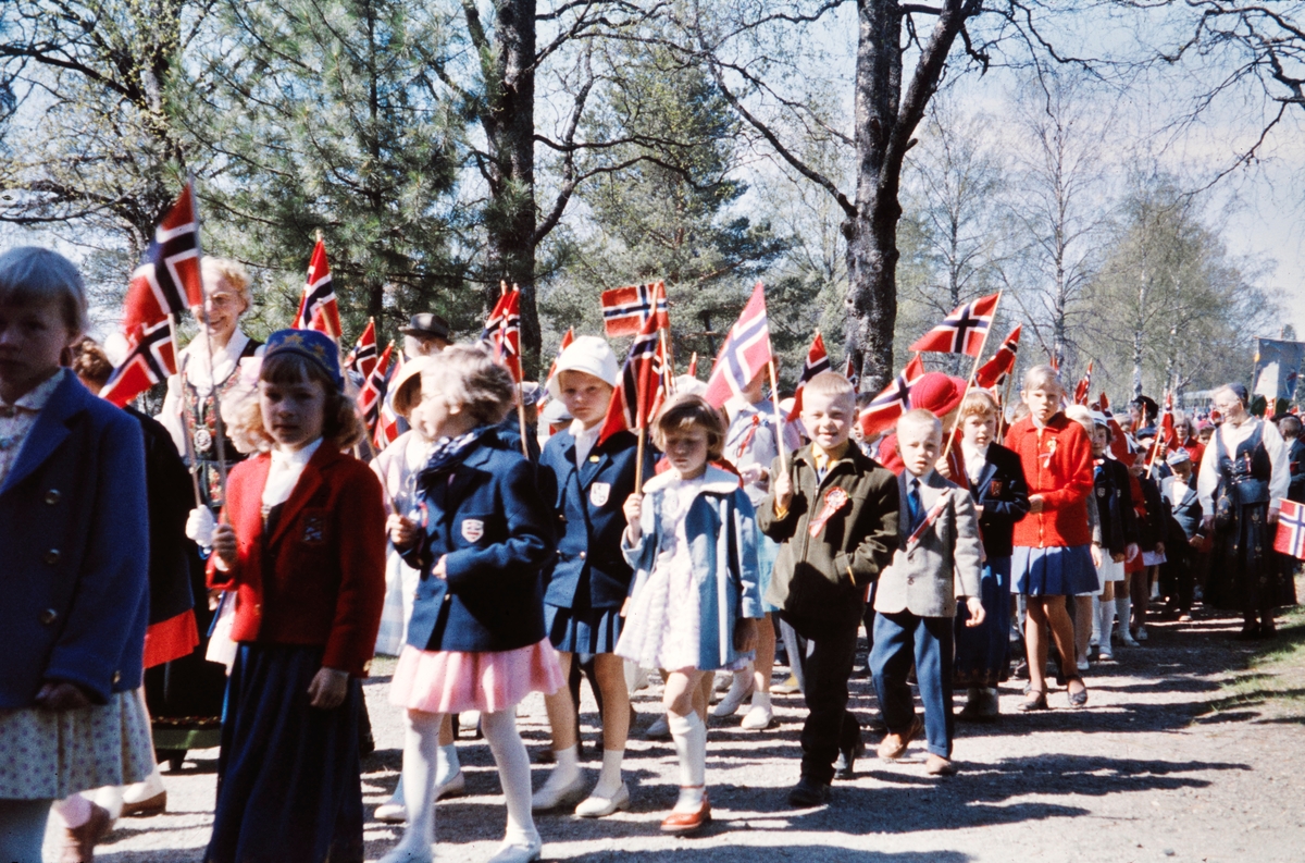 17. maitog på Aurskog i 1960, trolig 2. klasseelever