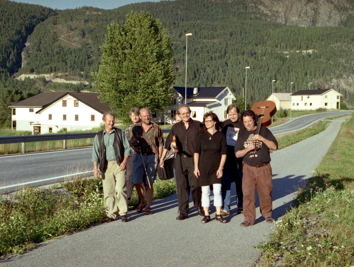 Musikere i Setesdal. Fra venstre: Elias Akselsen, Gunnar Stubseid, Nils Økland, Halvard Bjørgum, Laila Yrvum, Ånon Egeland og Lasse Johansen. Bildet er tatt i forbindelse med en kappleik i august 1999.