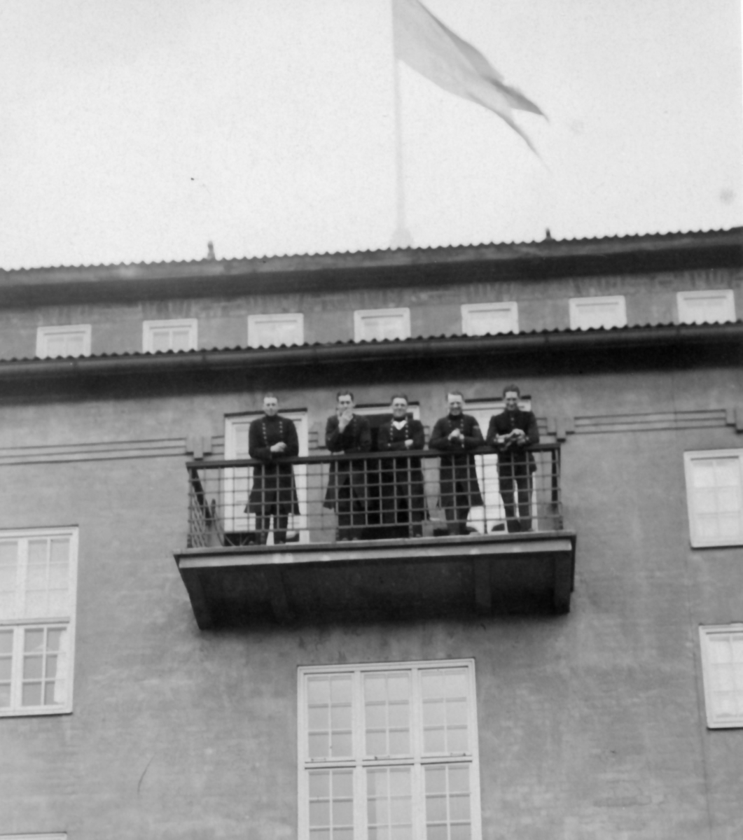Kanslihuset balkong mot kaserngården, 1920-talet

Fr. v.
Per Kellin, senare general och rikshemvärnschef
Holger Burén
Fritz Eriksson 
Stig Karlströmer
Sven Almqvist.