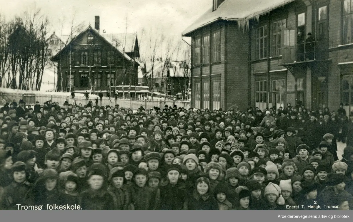 Tromsø Folkeskole..Ca. 1920 - 1925..Foto T. Høegh, Tromsø.