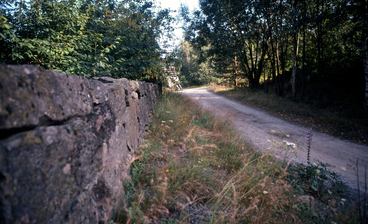 Sagered år 1980. Gamla Landsvägen vid nerfarten till Sagered, nu Streteredsvägen. Vägen går mot Lindome och omlades under 1930 - 40-talen. Muren till vänster hör till torpet "Fulltorp". Relaterat motiv: A1714.