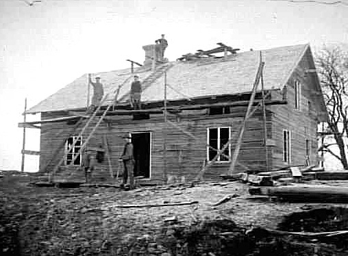 Snickare bygger ett bostadshus i december 1916.
