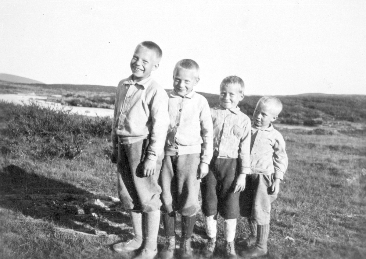 Knut, Sigurd og Gudleik Bakken saman med Nils K. Dokken.