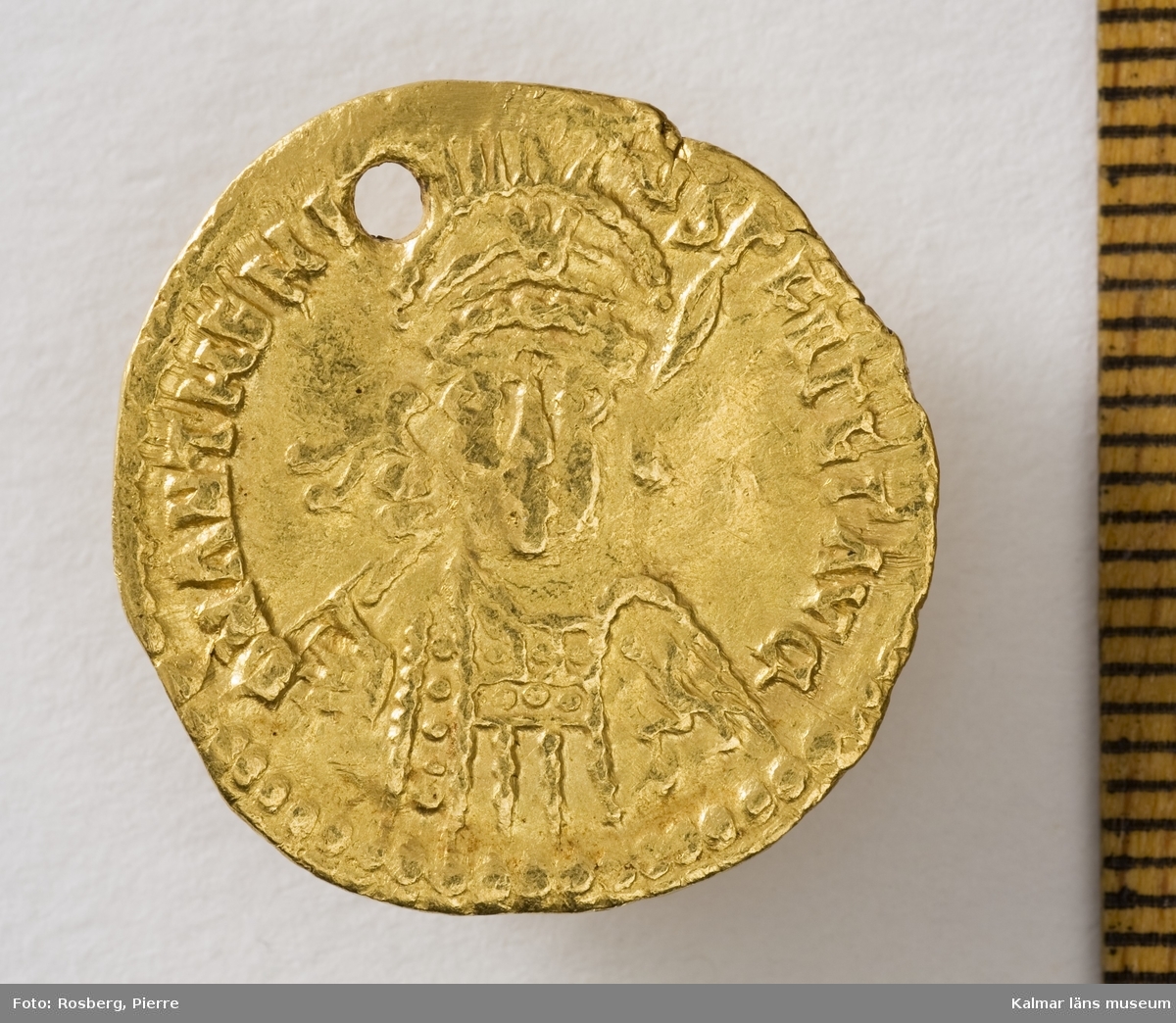 KLM 23575:9  Mynt, solidus, guld. Präglad för Anthemis (467-472 e. Kr.) Bestämning: F 150, RICX2891.