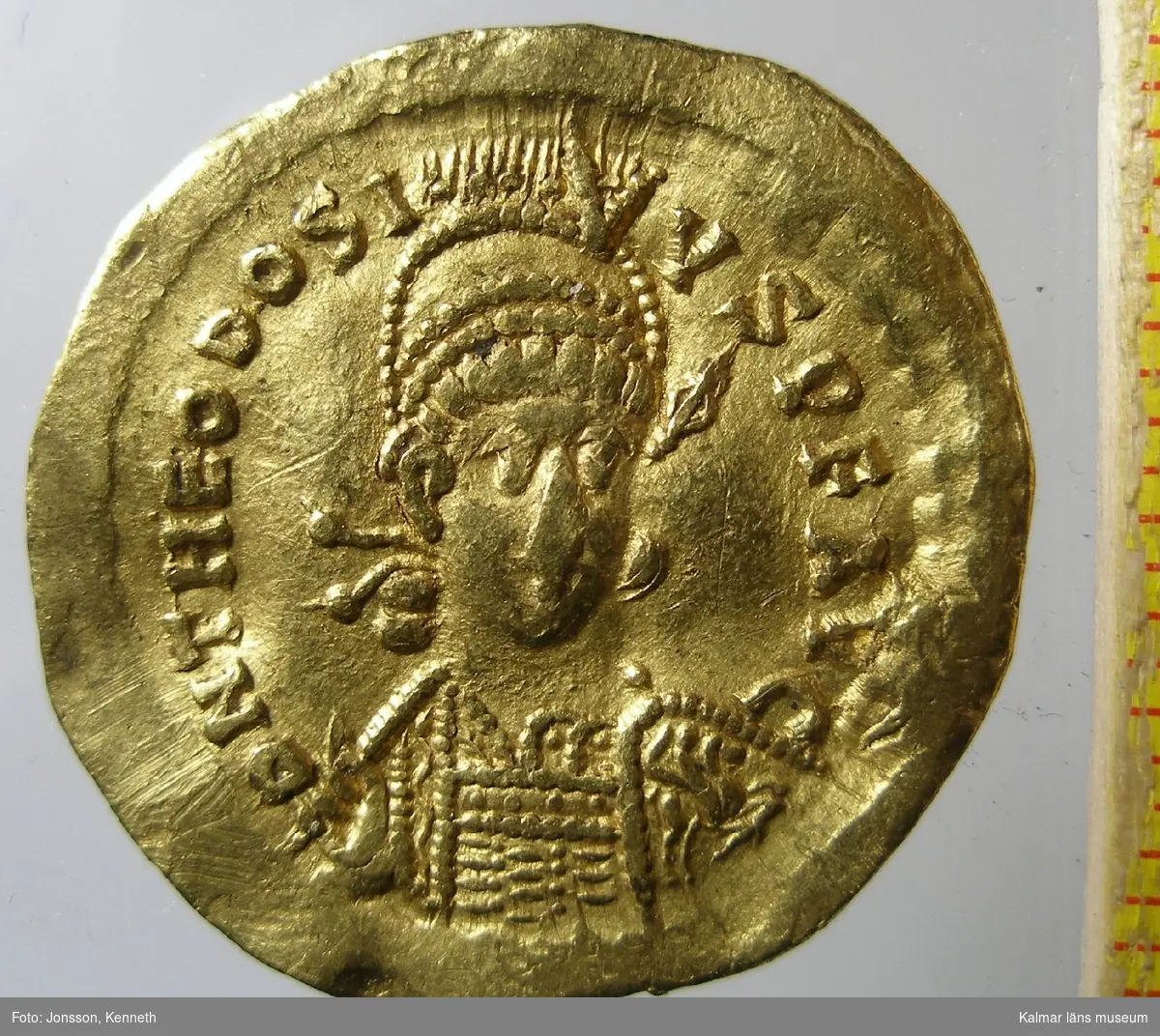 KLM 25381 Mynt, solidus, guld. Präglat för Theodosius II (408-450). Bestämning: F 294, RICX324.