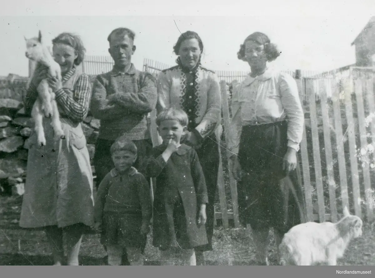Fire voksne og to barn på Gamøya i Engelvær.
De voksne er fra venstre: Agnes. Torleif, Sanna og Hildur Aasgaard.
Ungene er fra venstre: Åse og Liv.