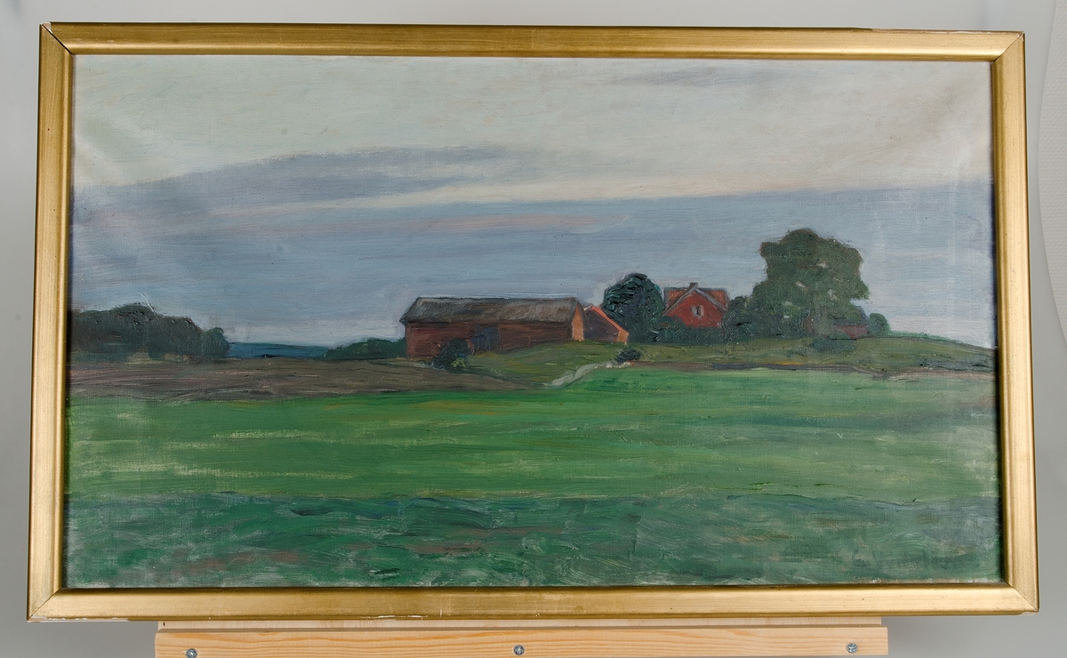 Oljemålning föreställande ett landskap i gröna toner och en gård med rödfärgade byggnader.