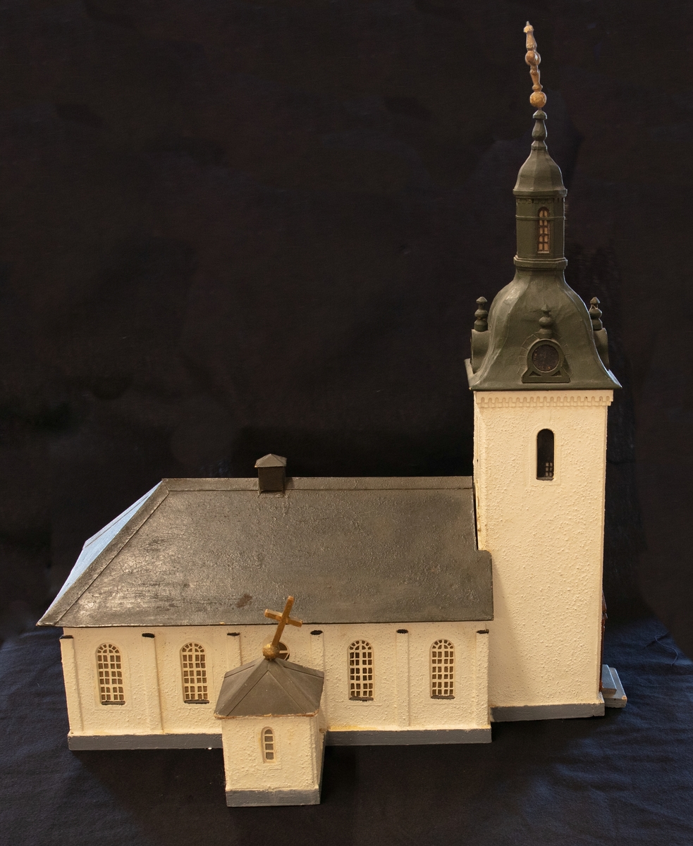 Kyrka, en så kallad adventskyrka. Vänersborgs kyrka står som förebild.

Taket går att lyfta av. Till kyrkan ingår även en elinstallation med glödlampa, för att det ska kunna lysa vackert genom fönstren i kyrkan.