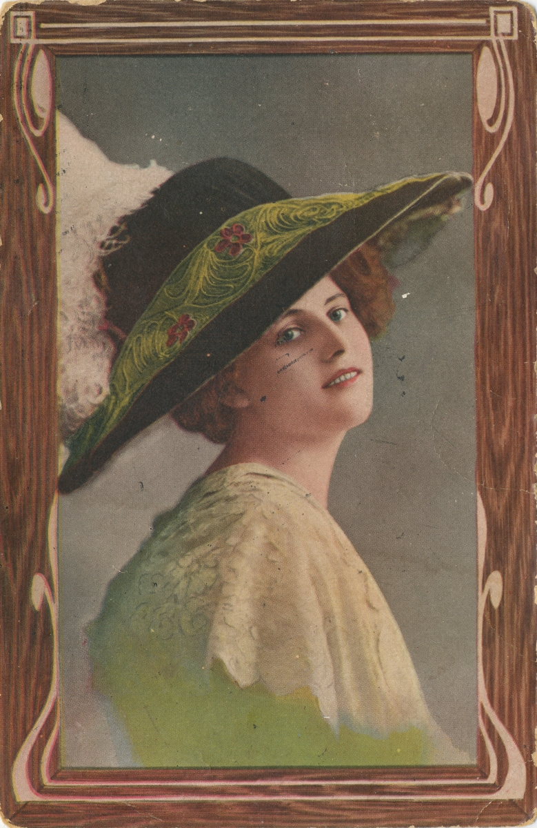 Postkortmotiv av ei ung kvinne med hatt og fjær.