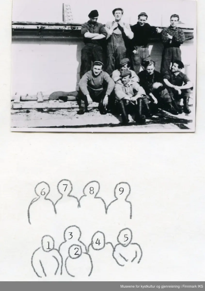 Honningsvåg, Storbukt. Den første arbeidsstokken av mannlige arbeider på FINOTRO (Finnmark & Nordtroms Fiskeindustri), fotografert på kaia utenfor fabrikken. 1953.