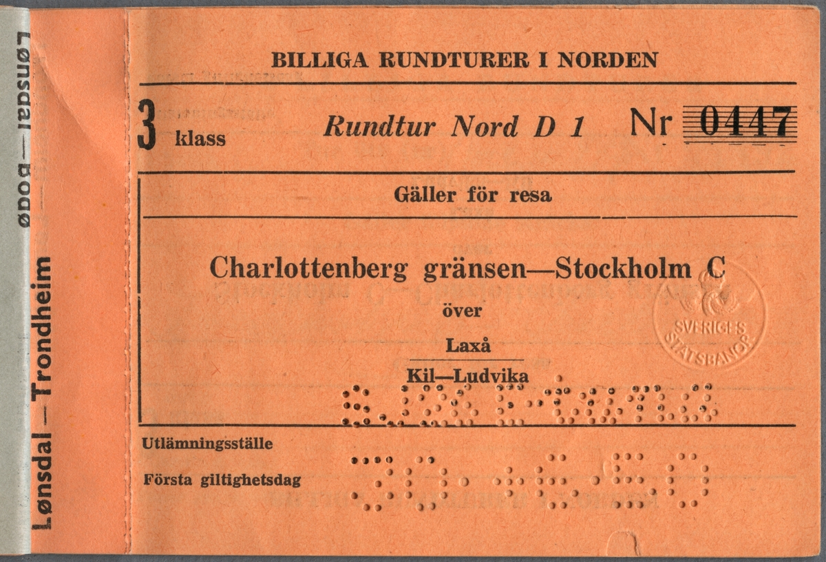 Häfte med 3:e klass rundtursbiljetter "BILLIGA RUNDTURER I NORDEN Rundtur Nord D1 Till midnattsolens land". Biljetternas giltighetstid är två månader och priset var 145.30 kronor. Rundturen påbörjades i Sala. Inuti biljetthäftet finns en bussbiljett med norsk text på sträckan Bodö-Lönsdal. Det finns även en biljett i 3:e klass på sträckan Charlottenberg gränsen-Stockholm C över Laxå Kil-Ludvika. En av sidorna har plats för att anteckna när resgods skrivs in samt uppehåll. En stämpel om uppehåll vid Flen under framresa den 24/7 finns.