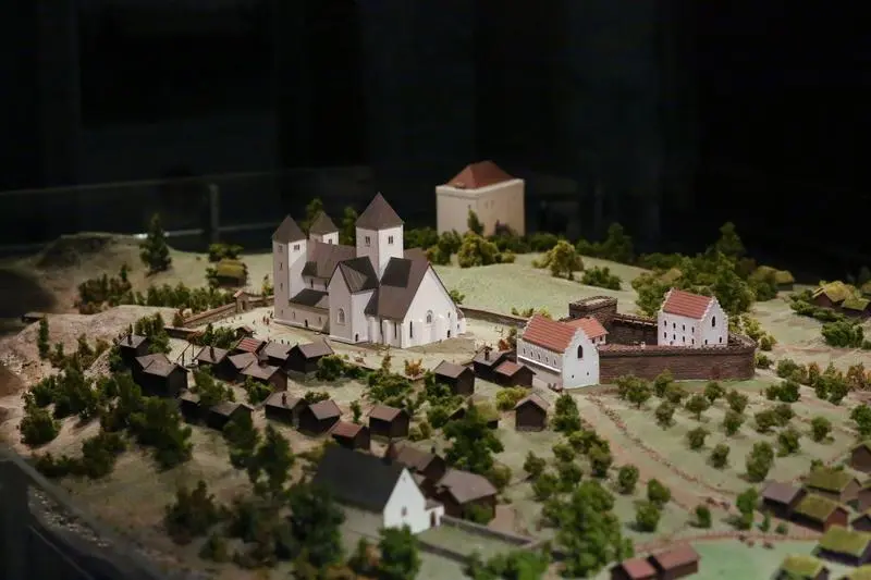 Hamarkaupangen med kloster, kirke, bispegård, kastell (vakttårn) og presteboliger finnes i modellform i museet på Domkirkeodden.