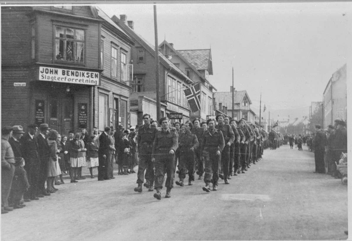 Soldater marsjerer ned Storgata i Harstad.