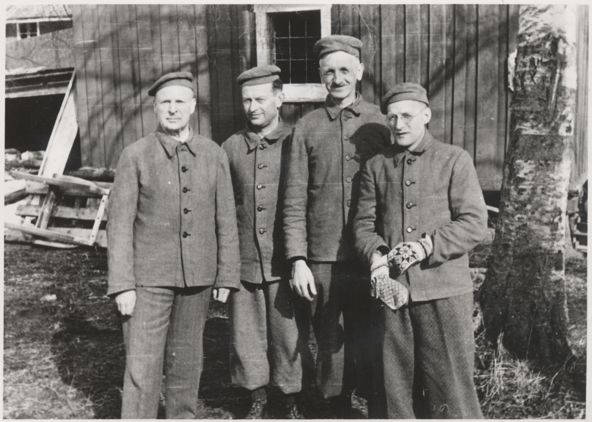 Gruppe av "Trondheimsgislene" på Falstad våren 1942. Fra venstre Ørnulf Lindboe, Harald Halvorsen, Erik Øren og Haakon Hoem. Bildet er tatt på Falstad nedre, ved stabburet på vestsida av driftsbygningen.