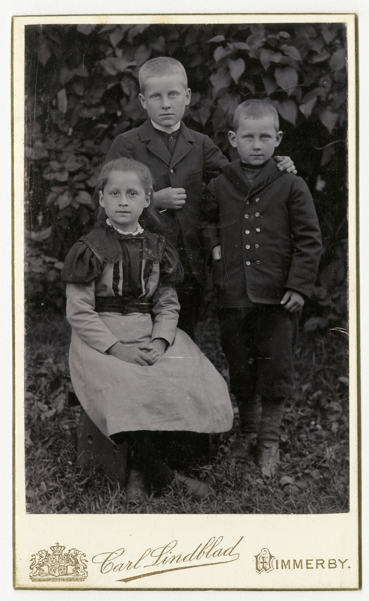 Porträtt av syskonen Karl Axel Leonard, Anna Elfrida och Karl Elon Hilmer Lind.