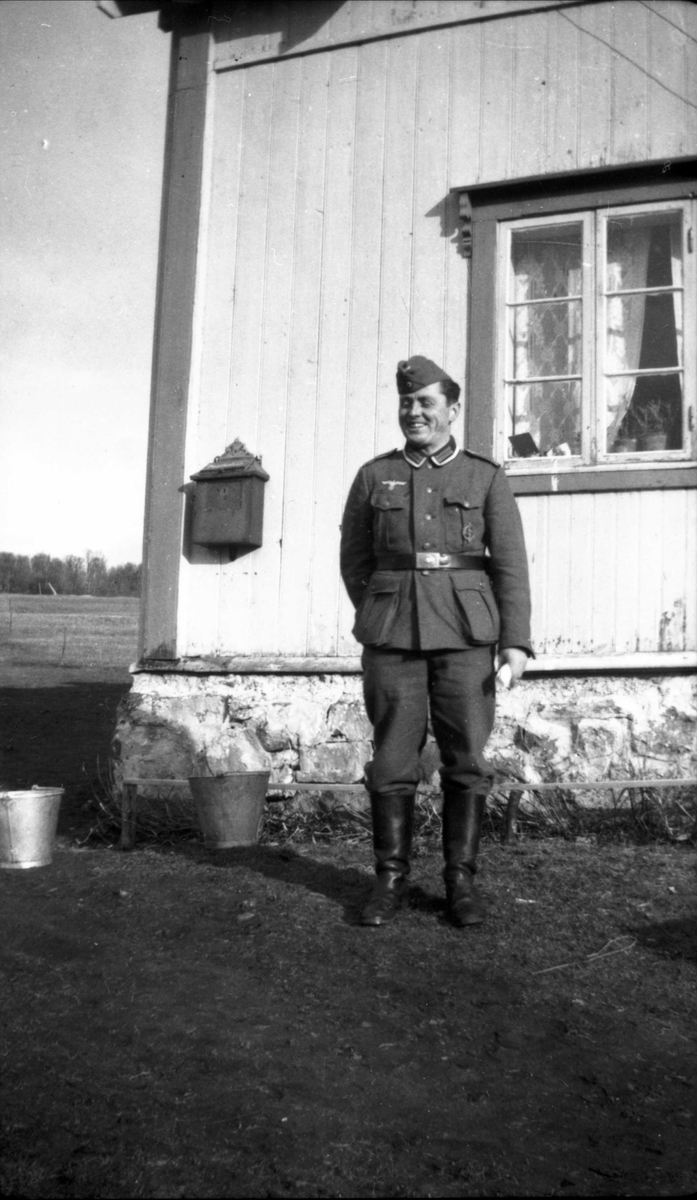 Tysk soldat foran et hus på Elgsnes.