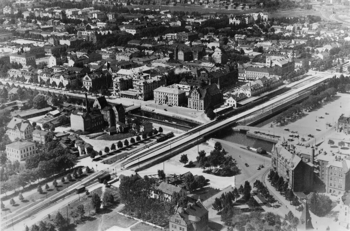 Flygfoto över del av söder, Brynäs och centrum i Gävle, 1938.