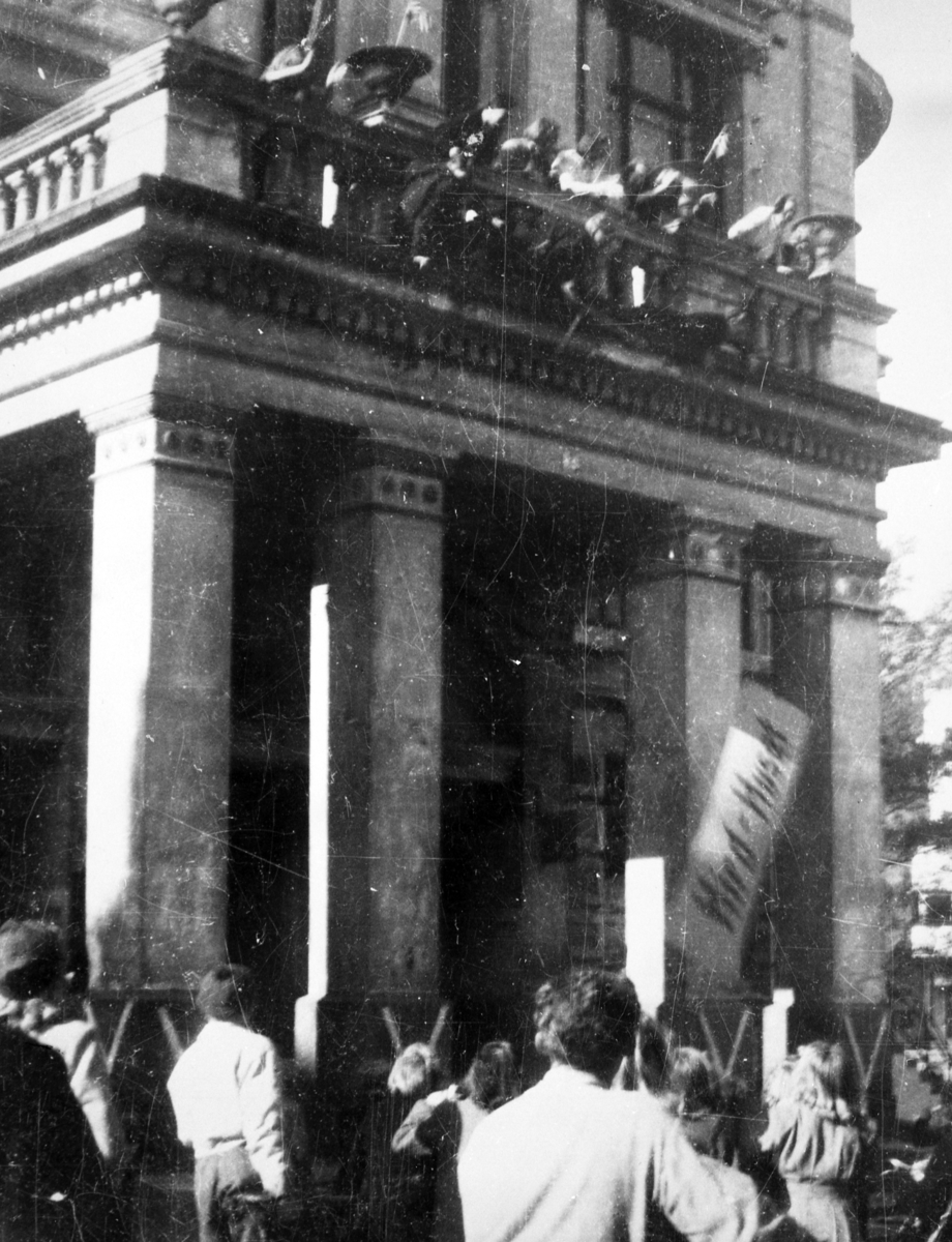 Slutt på Hird - huset i festiviteten 7. mai 1945 ettermiddagen, Hird skiltet rives ned. Bildet nr. 2 viser Hird-huset 1941. Hird skiltet blir montert.