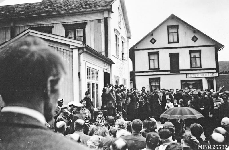 Fredsdagene mai 1945 i Tynset. Foto: Bergsvein Telneset / Musea i Nord-Østerdalen, nr 25582. (Foto/Photo)