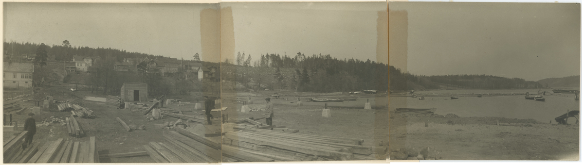 Panoramabilde av Fougner betong båtbyggeri (nåværende Betongen), fra støping av betongbåter.
1920-årene.

Bilde 1:
Manuelt sammensatt panorama fra tre bilder.

Bilde 2-4:
Hvert enkeltbilde fra panoramaet separat.