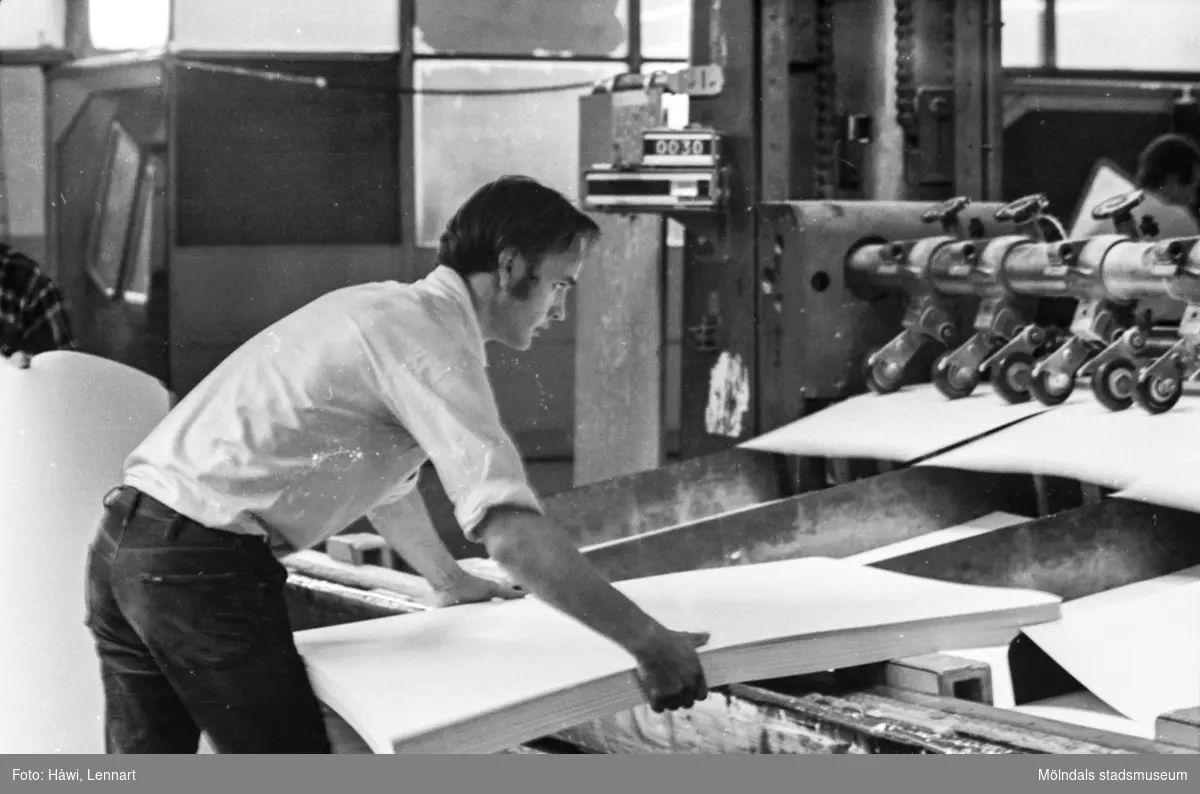 Man i arbete vid klipp KM 2, byggnad 6 på pappersbruket Papyrus i Mölndal, hösten 1970.