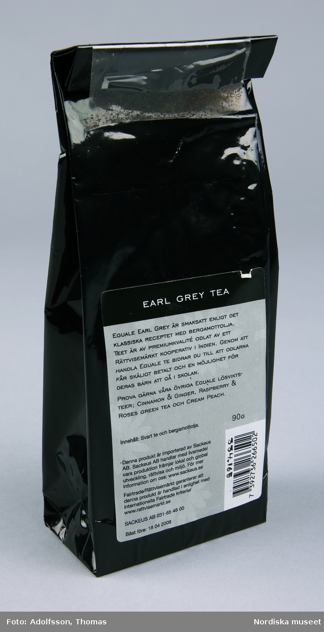 Påse av svart papper för löste. Påklistrade etiketter med bild och text. På framsidan: "Eguale Fairtrade Tea Earl Grey 90g" samt Faitrades logotyp. 
Se länkad fil för beskrivande baksidestext.