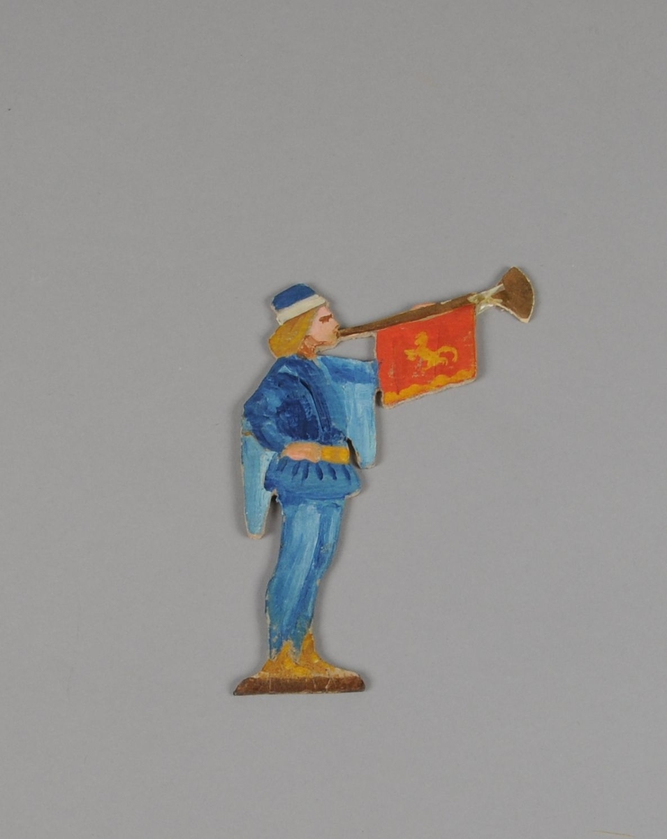 To figurer av papp. Begge figurer forestiller en mann med blåseinstrument, med rødfarget flagg festet til instrumentet.