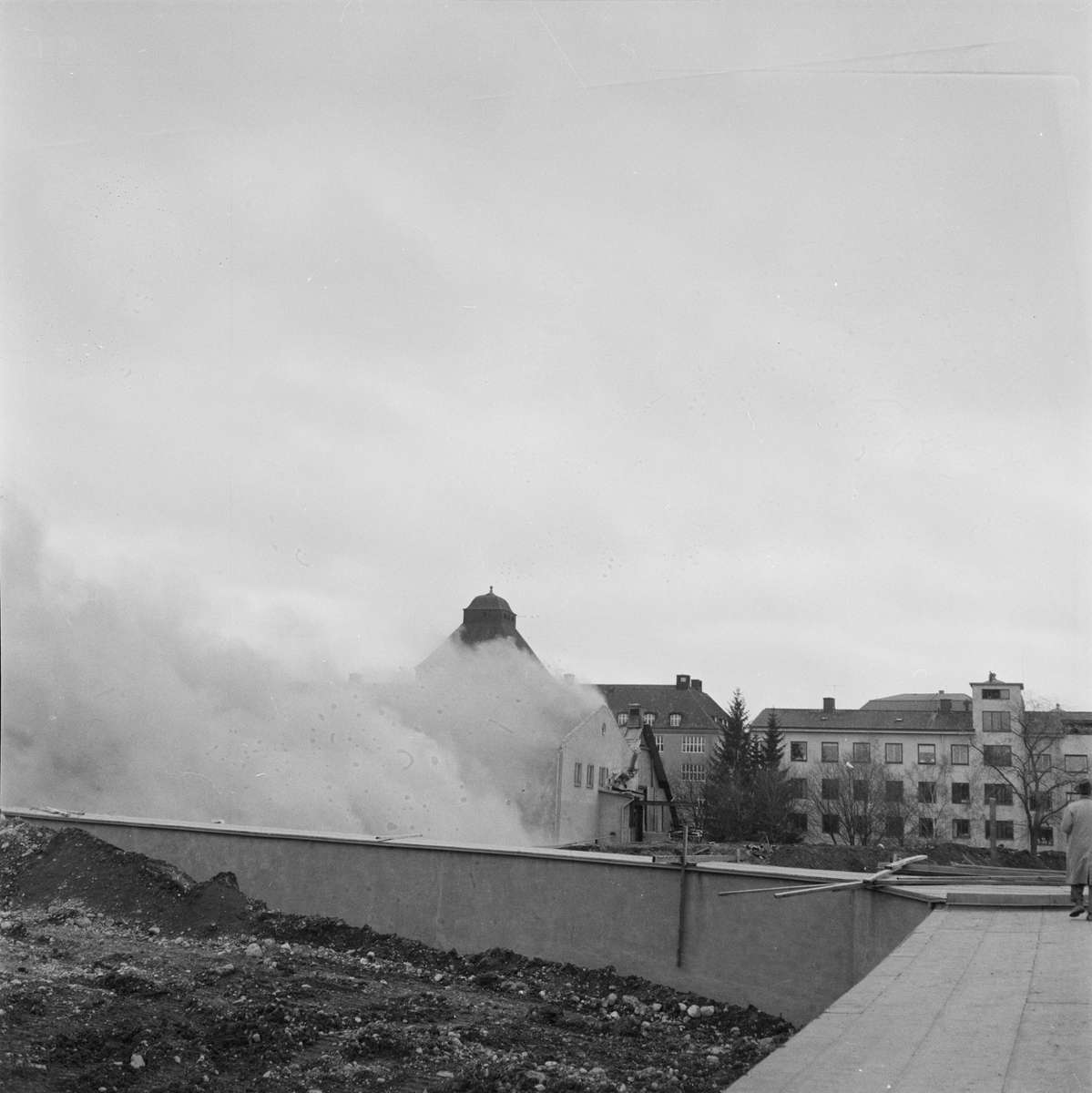 Akademiska sjukhuset, gamla panncentralens skorsten - byggd 1923-24 - faller, Uppsala, april 1960